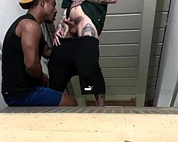 ट्विंक को इमरजेंसी सीढ़ियों पर बड़े लंड से क्रिमपाई, बाहर मस्ती