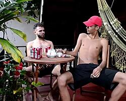 ये जवान 18+ लड़के अपने वाइल्ड टॉय प्ले के साथ क्या कर रहे हैं?