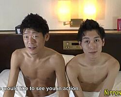 जापानी ट्विंक अपनी पतली बॉडी को हार्ड फिंगरिंग से एक्सप्लोर करता है