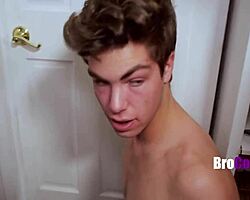 सौतेले भाई वॉशर में फंसकर चिपचिपी हालत में