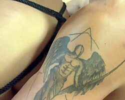 अरे, बस मुझे तुम्हें बांधने दो, कुछ बुरा नहीं होगा, ठीक?