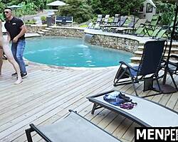 सीधा लड़का काम पर गे ऑफिसर्स की गहरी कैविटी सर्च के लिए झुक गया